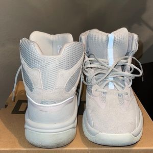 Men Yeezy DSRT BT. Comes with original box . Size 11